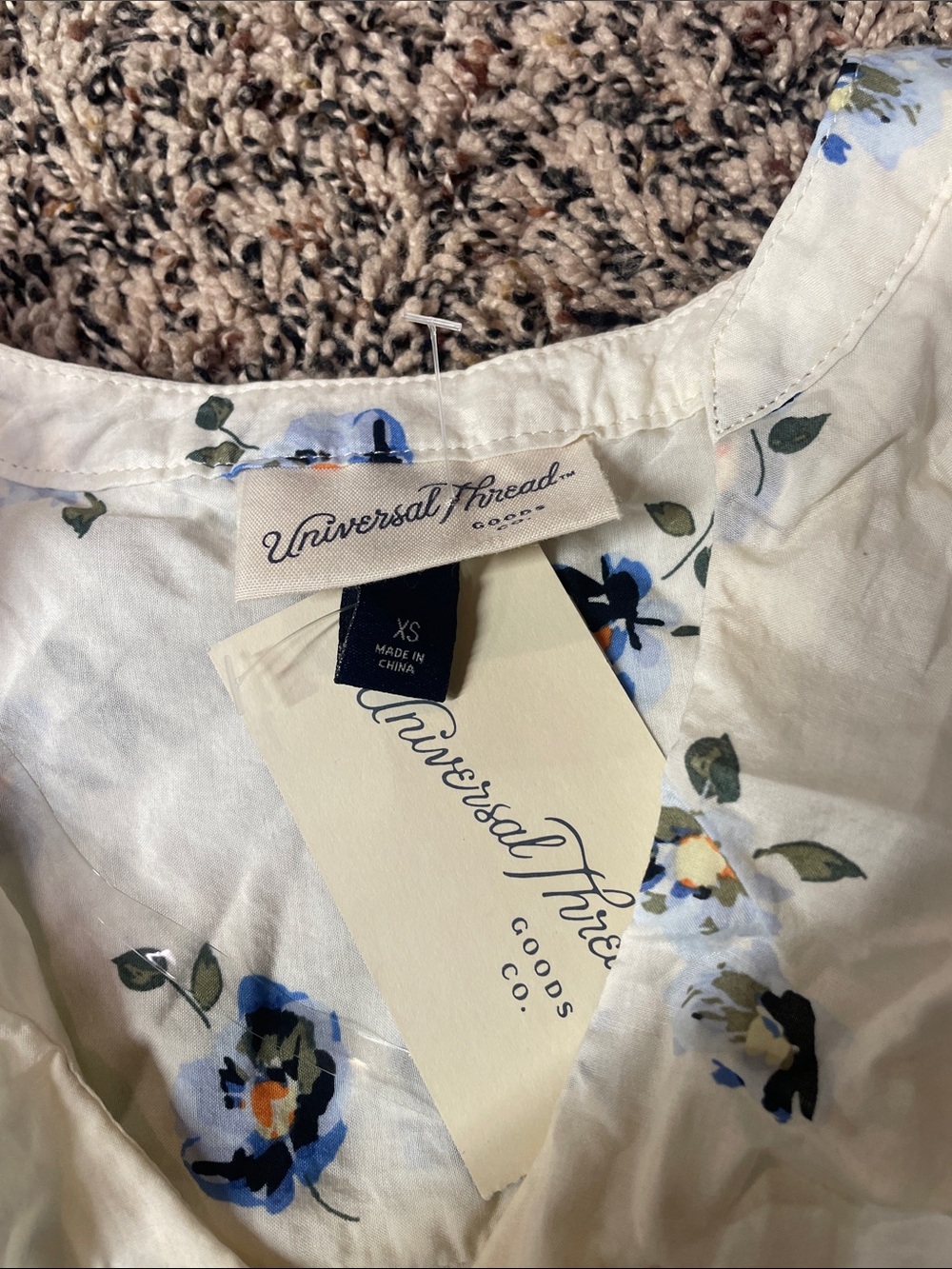 Universal Thread Cream Ruffle Floral V-Neck Blouse Bohemian XS | NWT - Picture 3 of 4